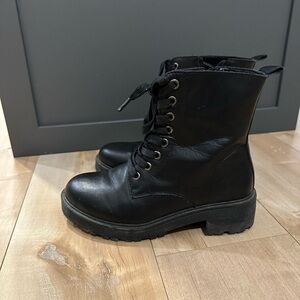 Combat boots size 6